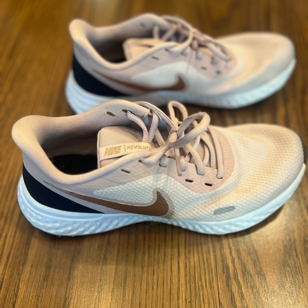 Nike Sz 8.5 Women's Running Sneakers - Pale Pink with Metallic Rose Swoosh